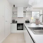 Elegant One Bedroom With Underground Parking By Renters Appartamento *
