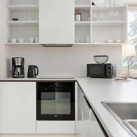 Апартаменты Elegant One Bedroom With Underground Parking By Renters