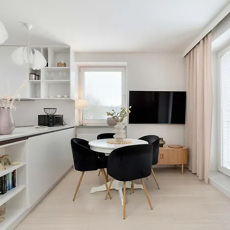 Apartment Elegant One Bedroom With Underground Parking By Renters *