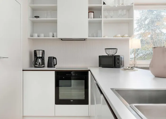 Апартаменты Elegant One Bedroom With Underground Parking By Renters